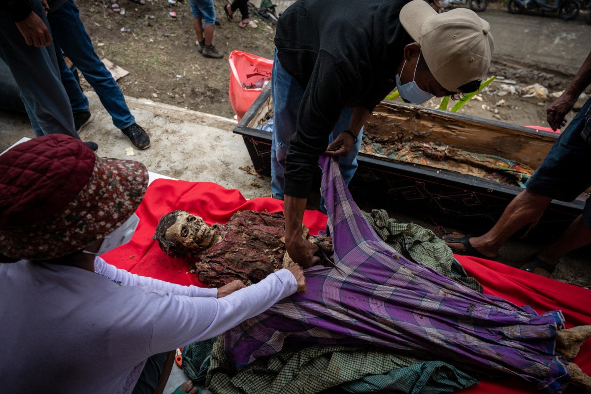 بالصور- يخرجون الجثث من المقابر لممارسة طقوس تكريم لها... يوم تحتفل مجموعة توراجا العرقية في إندونيسيا بمانيني